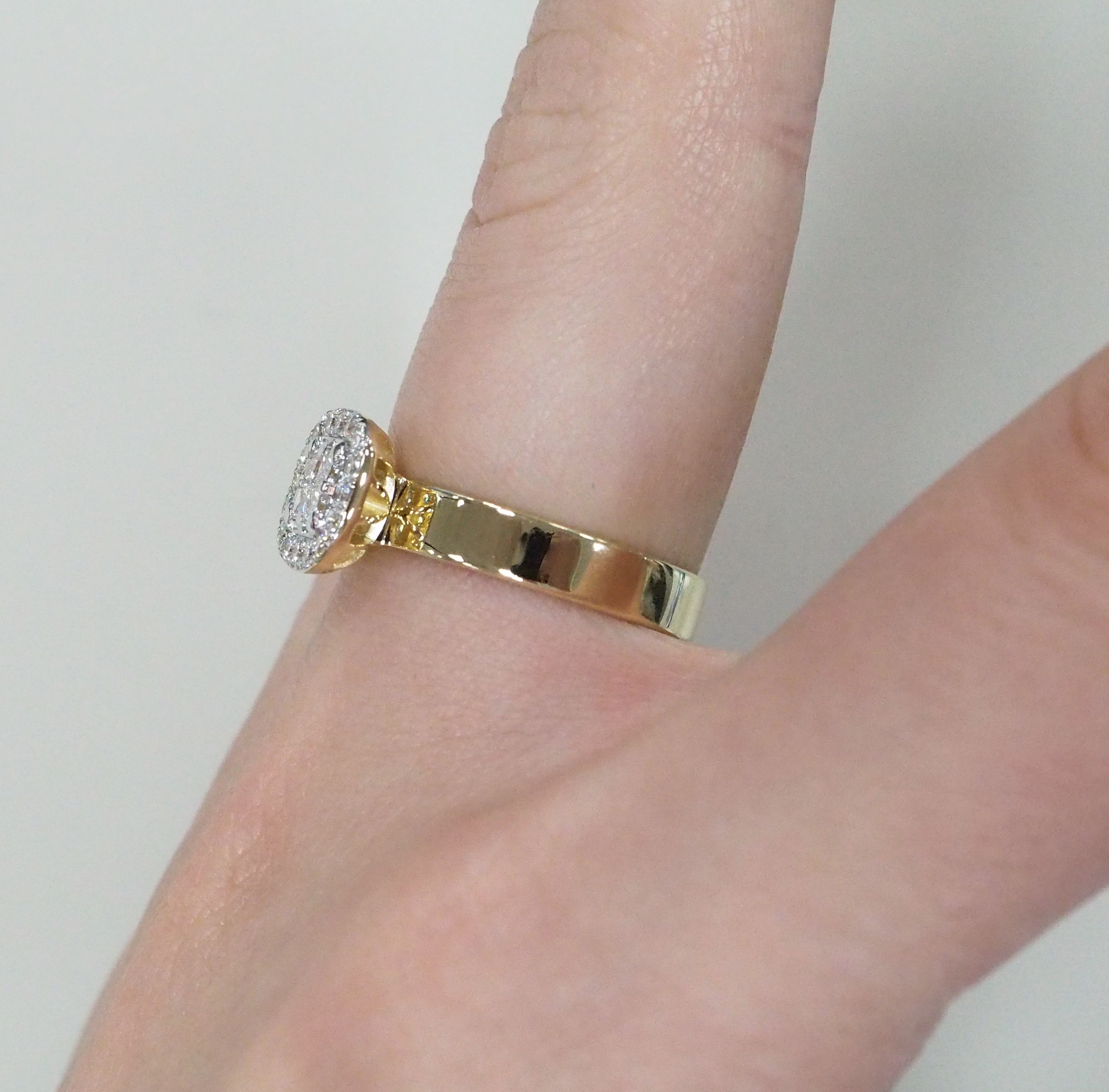 Кольцо из желтого золота с бриллиантами